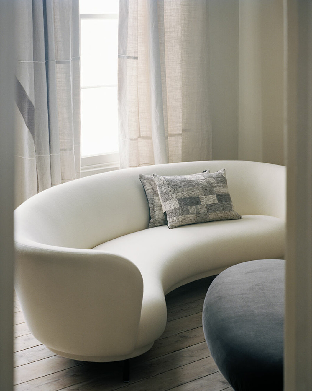 grey house ljus soffa