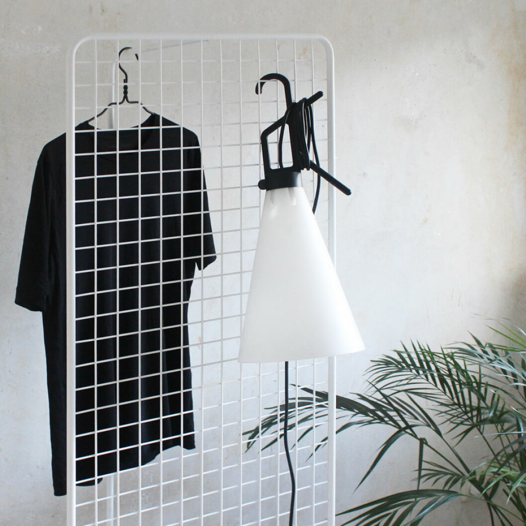 Klädhängare för trånga utrymmen av Thomas Schnur. Foto via: <a href="http://www.dezeen.com/2016/04/07/dezeen-10-trend-predictions-milan-design-week-2016/">Dezeen</a>. grid-thomas-schnur-milan-wire-clothing-rail-furniture_dezeen_sq2