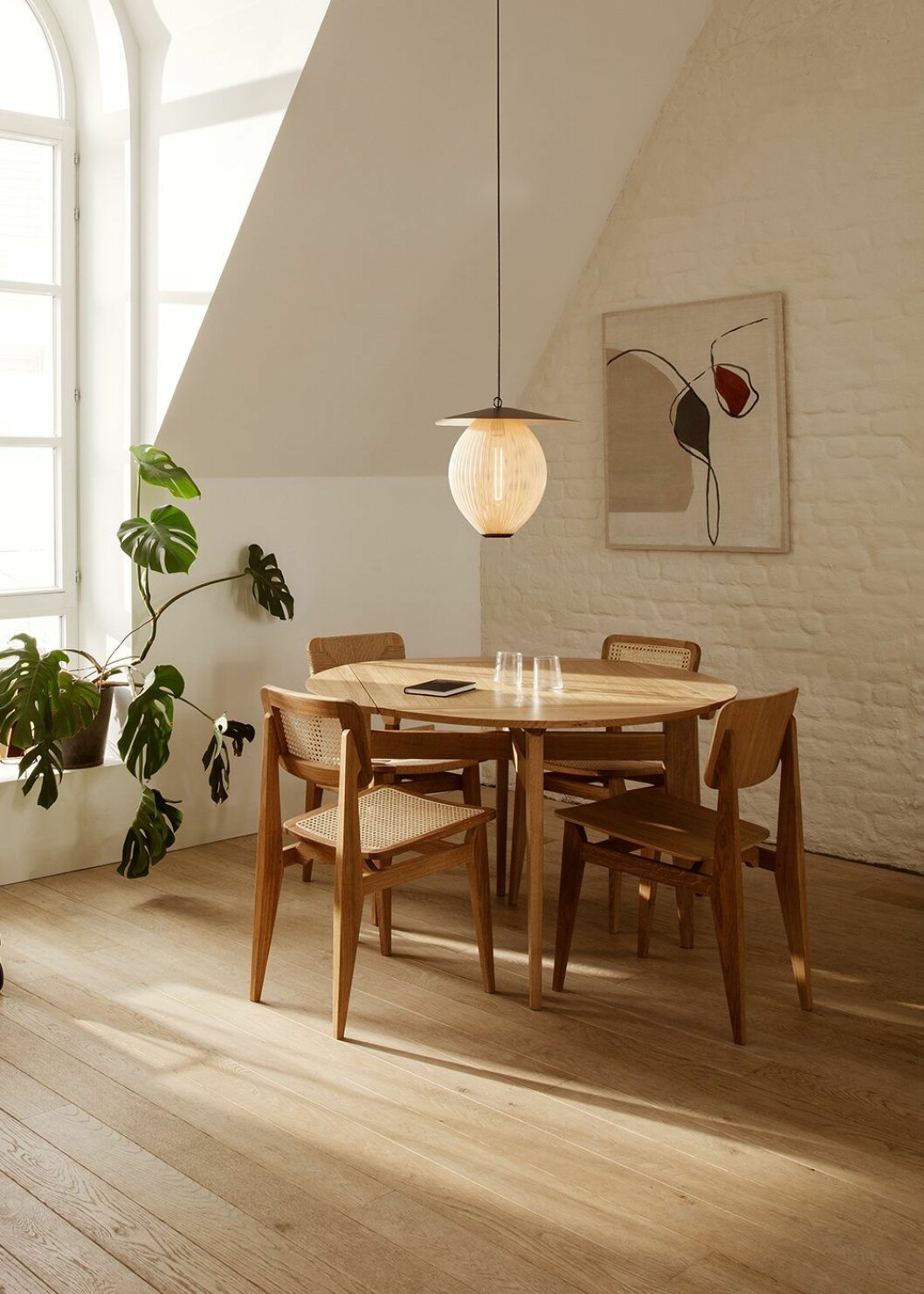Gubi har tagit fram <em>C-Chair</em> i originaltappning från 1940-talet. Foto: Gubi C-chair av Marcel Gascoin för Gubi