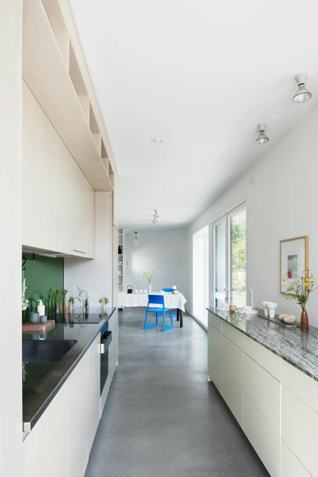 Platsbyggt kök i plywood och med granitskiva. Stolar vid matplatsen, Tip ton av Vitra. Platsbyggt kök i plywood och med granitskiva. Stolar vid matplatsen, Tip ton av Vitra.