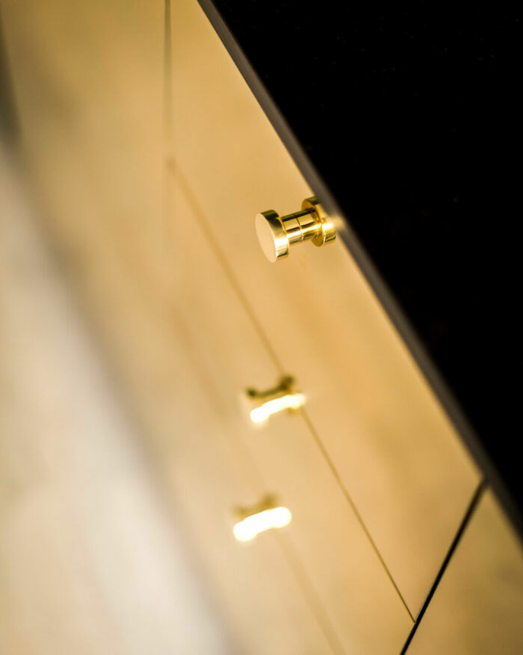 Kökslådor med knoppar i 24 karat guld