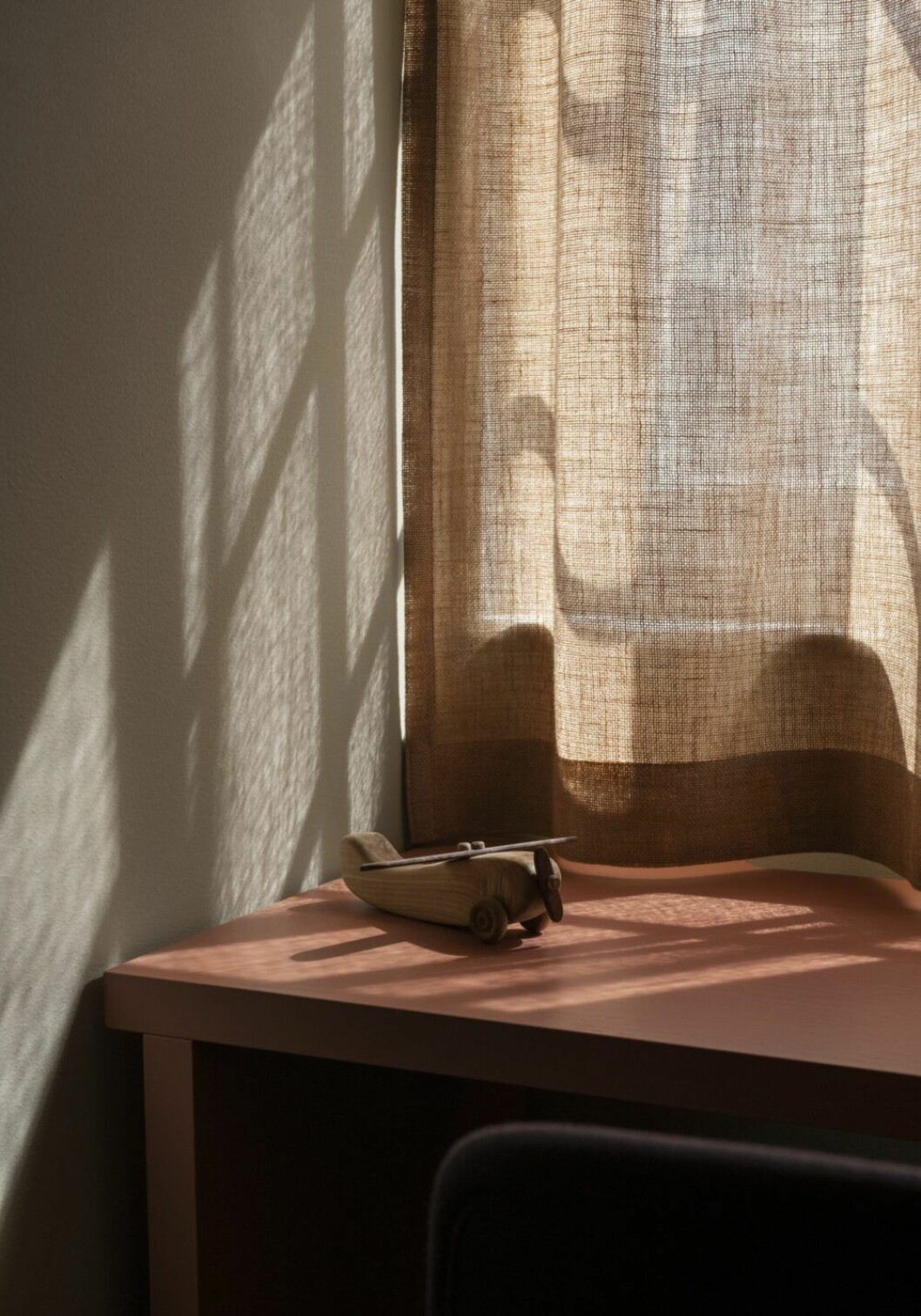 Solen silas i barnrummet. Platsbyggt bord, ritat av Note design studio.
