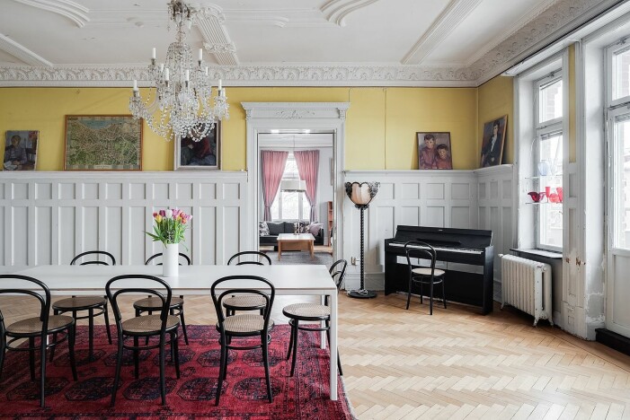 rum med bröstpanel