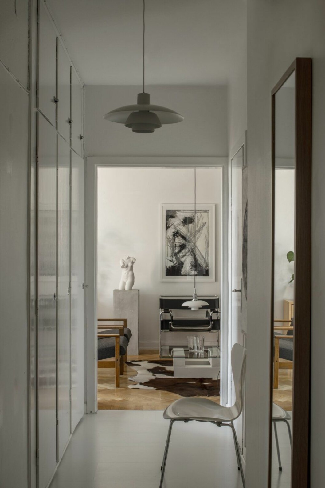 Stol Sjuan, Arne Jacobsen.I hallen hänger PH 4/3 av Poul Henningsen för Louis Poulsen. Spegel från Ikea. Hall