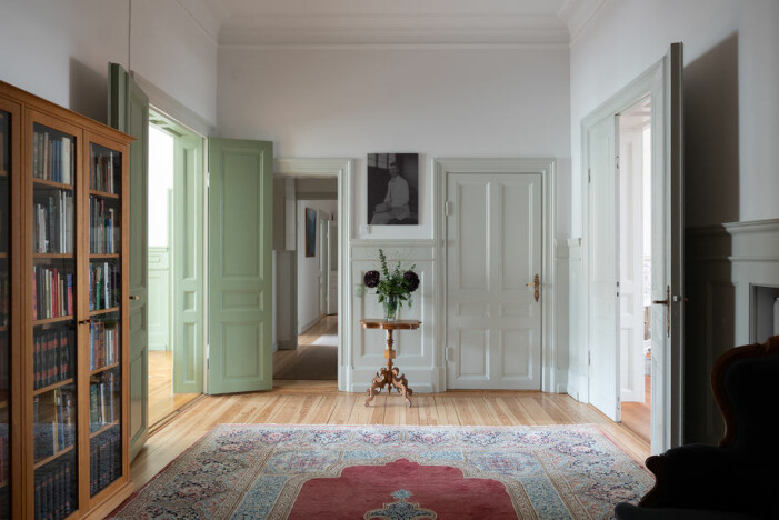 Hallen. Hall.
