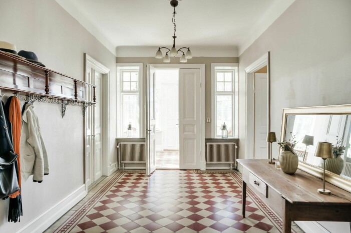 I den rejäla hallen är den gamla hatthyllan och flera andra detaljer bevarade. stor hall
