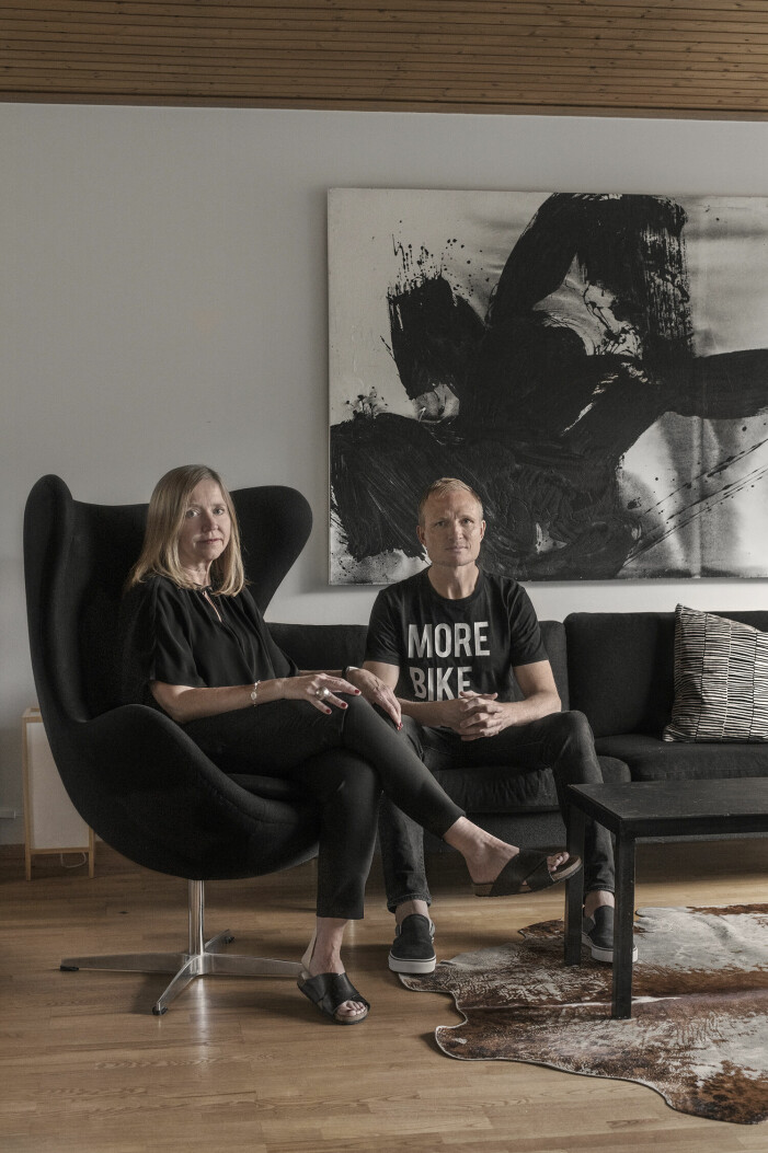 Klara och Albin i Klaras vardagsrum. Verket av Albin heter Kalligrafi. Fåtölj Ägget av Arne Jacobsen. Soffa från Søren Lund. Hallery Furuvagen 4 hemmagalleri i Danderyd
