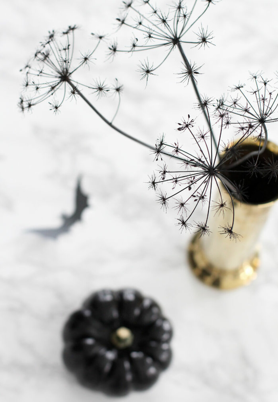 Foto Nina Holst <a href="https://stylizimoblog.com/2013/10/23/halloween-table-setting-3/">via stylizimoblog.com</a>