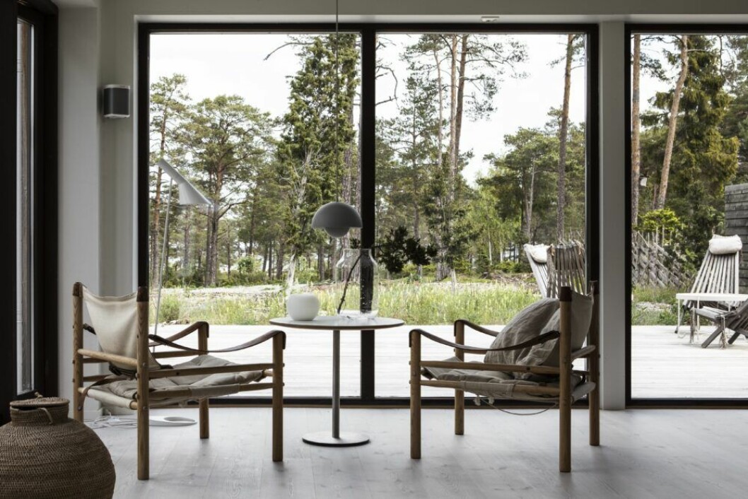 Favoritplatsen för att beskåda naturens och havets skådespel möblerad med Arne Norells safaristol Sirocco från 1964, nära på årsbarn med originalhuset. Pendellampa Flowerpot, Verner Panton. AJ golvlampa, Arne Jacobsen för Louis Poulsen.