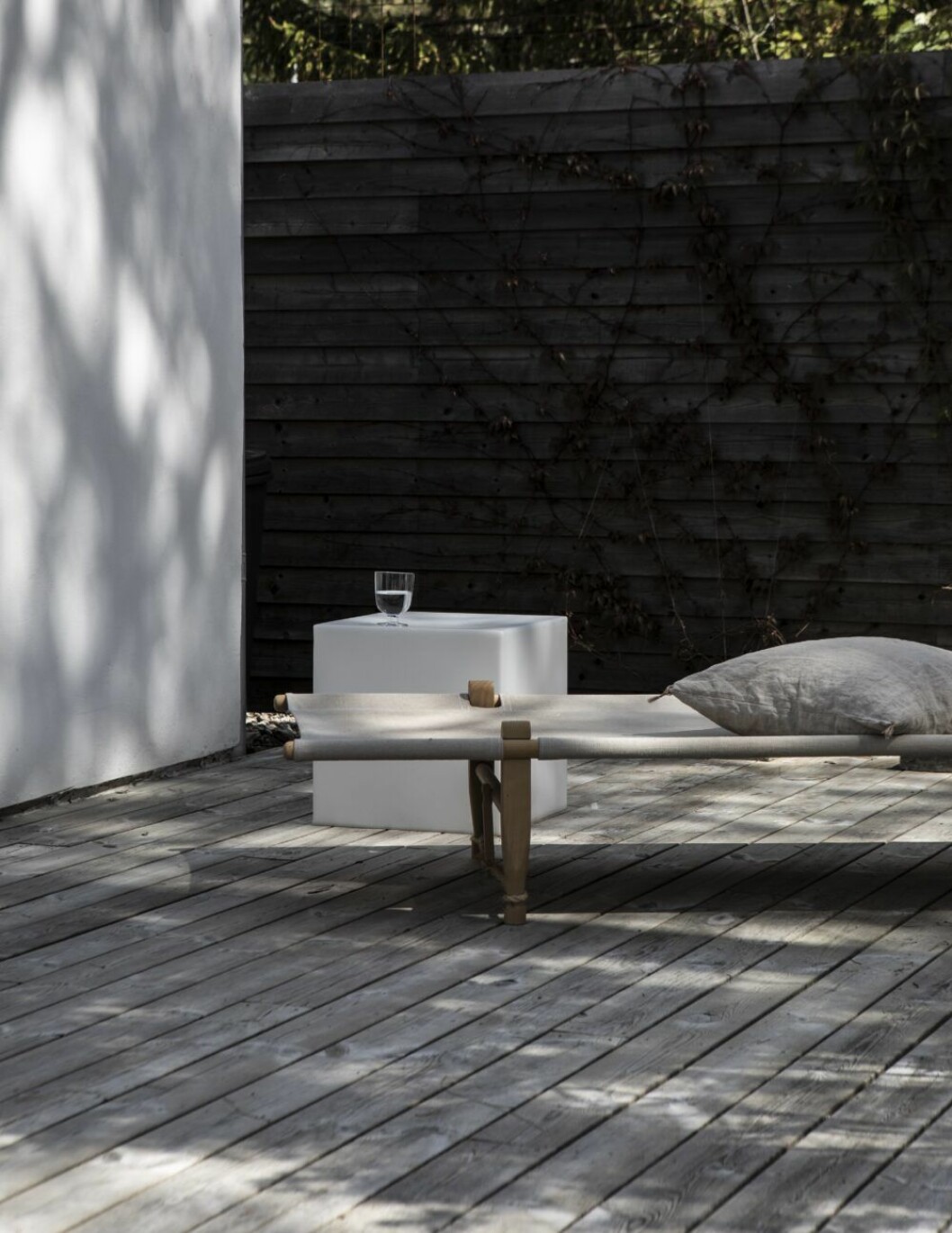OGK Daybed från danska Skovshoved Møbelfabrik. Sideboard köpt på Rent & Buy som hyr ut designmöbler och belysning till stora event.