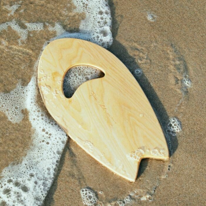Med handbrädans hjälp kan du ta dig fram fortare, längre och med större kontroll när du kroppssurfar. Går även att använda som ett dekorativt föremål. surfbräda handbräda