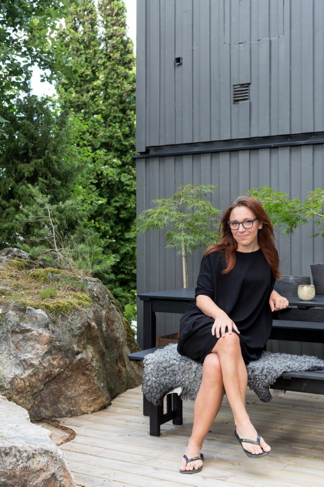 Hanna Nova Beatrice på terrassen i Stuvsta i södra Stockholm. Huset stod klart 1970, familjen flyttade in för drygt tre år sedan. Bord och bänkar från Ikea, kopp från KH Würtz, skålar från Garbo. Hanna Nova Beatrice