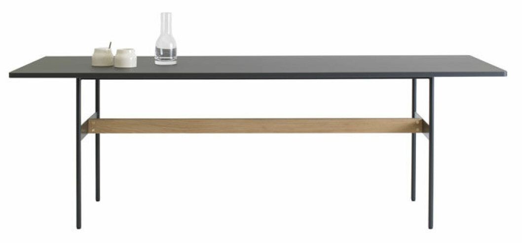 Bord <em>Hanna</em> för Asplund, ett designsamarbete mellan Mattias Stenberg och Thomas Sandell. Bord Hanna för Asplund.