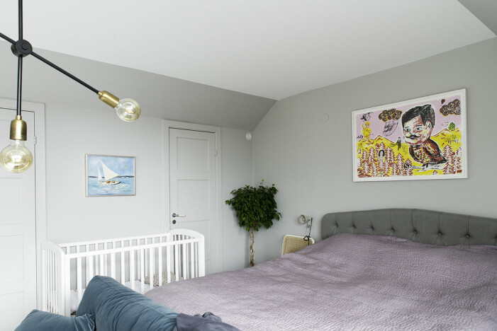... och efter. Tavlan ovanför spjälsängen är målad av en släkting till Hannahs kille. Tavla ovanför sängen av Nacho Tatjer, Ed-art. Hänga konst hemma hos Hannah Widell Ed-art sovrum