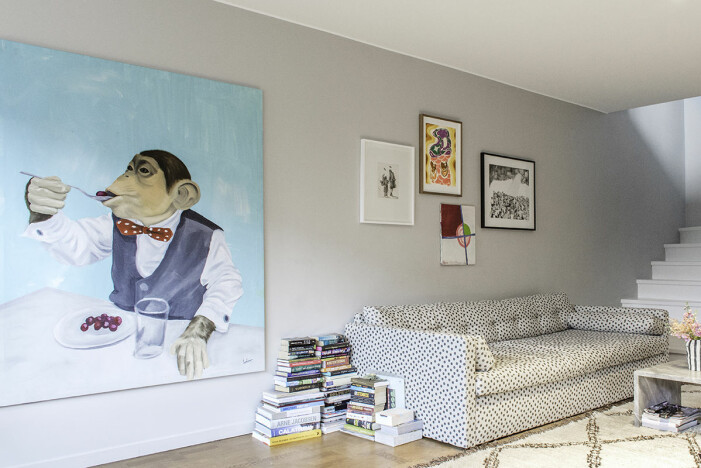 Wohnzimmer nach. Der Affe wurde von Bobo Wallmansson bemalt. Andere Werke, privat und Linn Fernström, Johan Nobell und Carl Hammoud, Ed.art. Hängende Kunst in Hannah Widells Ed Art Wohnzimmer