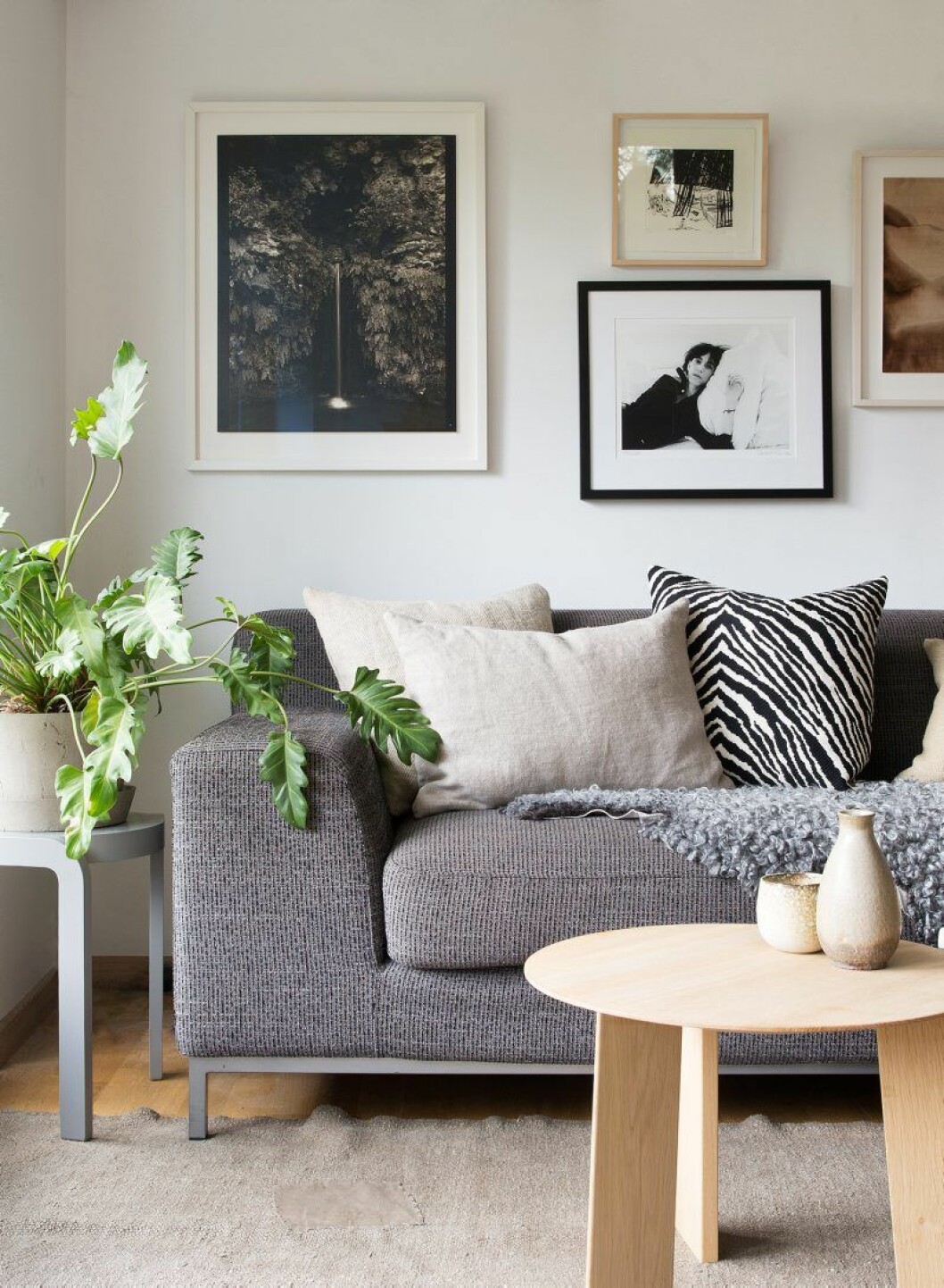 Pall Spin av Staffan Holm från Swedese, kruka, Carina Seth Andersson, linnekuddar från Garbo interiors och Artek, NK inredning. Soffbord Elephant table, Wrong for Hay. Matta Private 0204, NK inredning. Fotografiet längst till vänster på väggen är taget av Åke E:son Lindman, likaså det längst till höger. Resten är från Dusty deco. Pall Spin av Staffan Holm från Swedese, kruka, Carina Seth Andersson, linnekuddar från Garbo interiors och Artek, NK inredning. Soffbord Elephant table, Wrong for Hay. Matta Private 0204, NK inredning. Fotografiet längst till vänster på väggen är taget av Åke E:son Lindman, likaså det längst till höger. Resten är från Dusty deco.