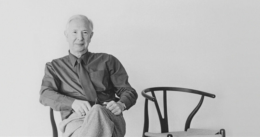 Hans J. Wagner med sin Y-stol. Foto: Living Edge hans j Wagner y stol