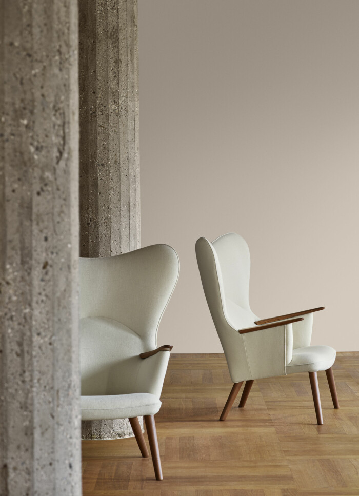 Hans J. Wegners fåtölj <em>Mama bear</em> är en av flera återlanseringar på senare tid. Foto: Carl Hansen & Son Hans J Wegner fåtöljen Mama Bear