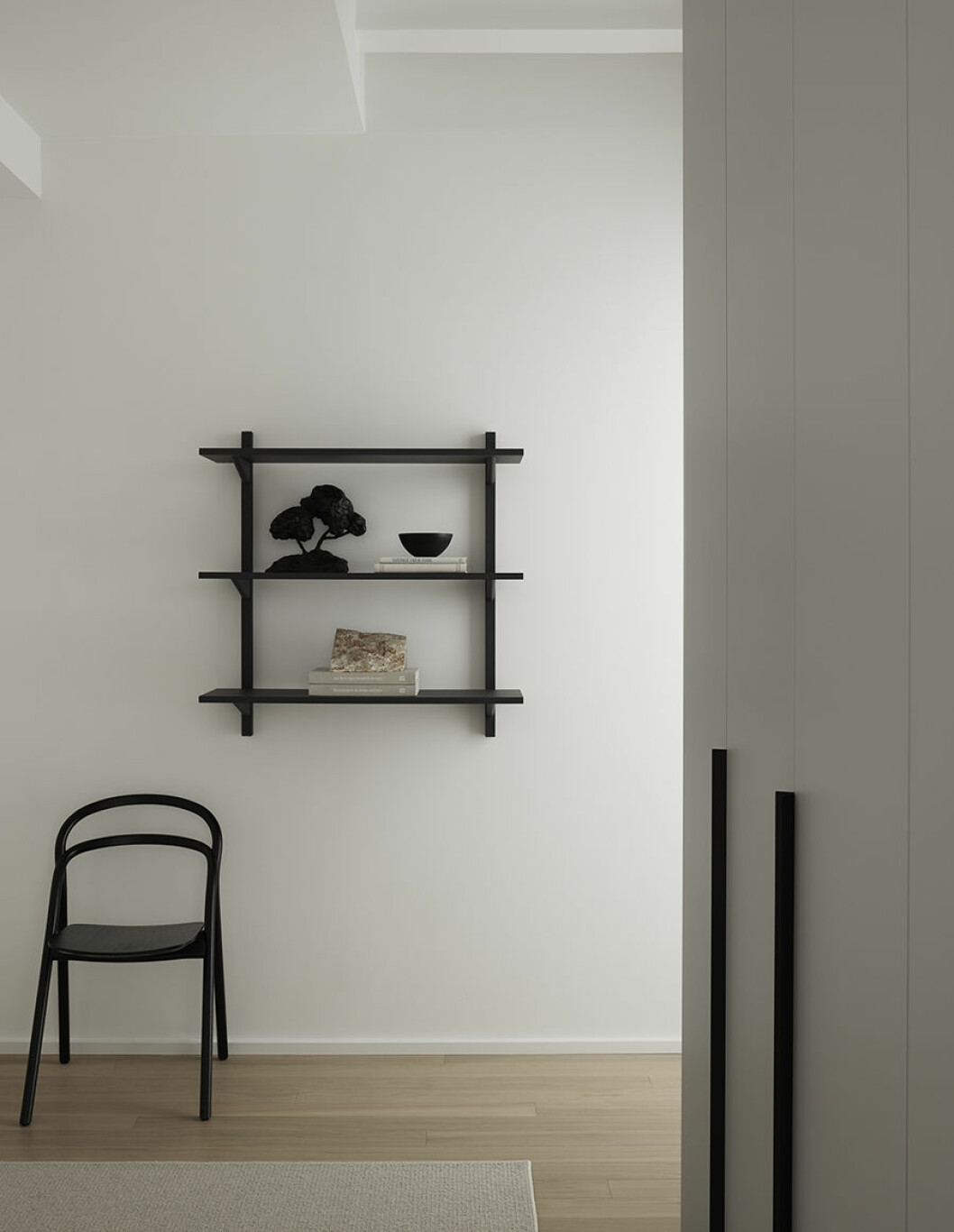 Hylla <em>Levier</em>, design Cate & Nelson, Voice. Trädkonstverk i brons <em>Yamu</em>, av konstnären Peter Frie. Stol <em>Udon chair</em>, design Staffan Holm för Hem. Garderober från italienska Lema, Planoform. hans stol hylla