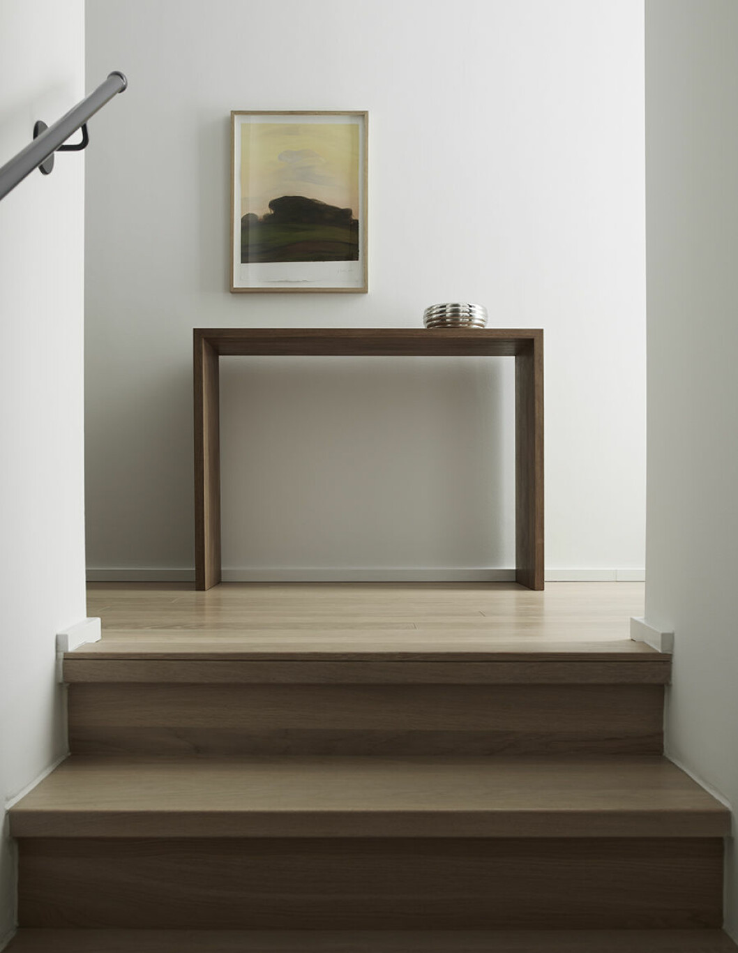 Trappan upp till övervåningen. Målning <em>Monotypi</em>, av konstnären Peter Frie, 2011. Sideboard i valnöt, Lineaire. hans trappa avlastningsbord