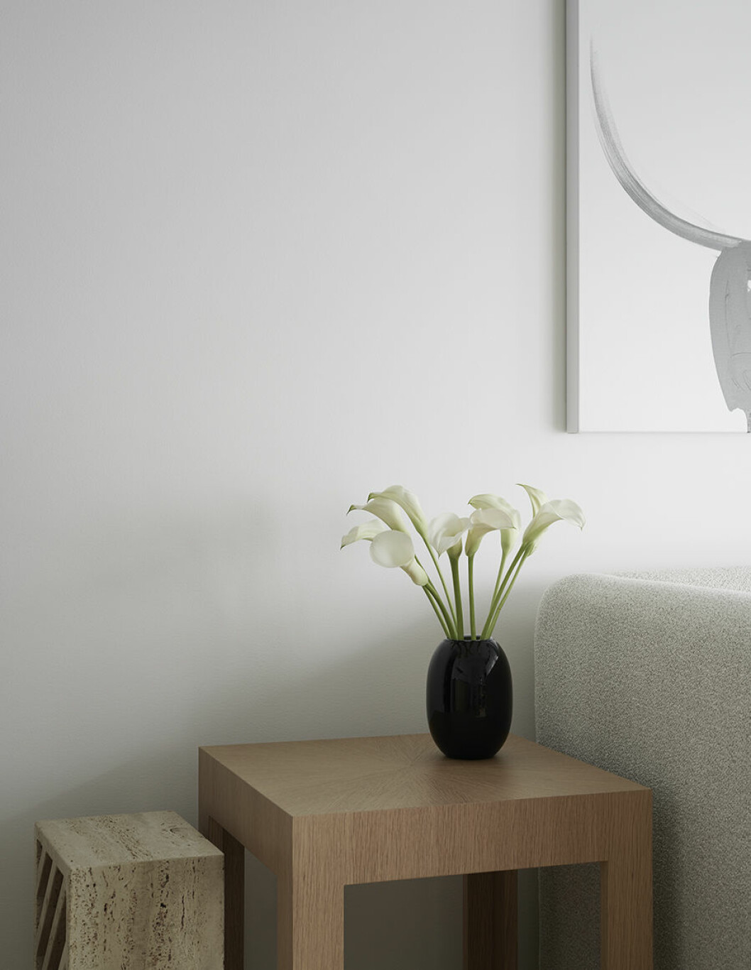 Äkta material med känsla. <em>Brick Side Table</em> i travertin, design Gregoire de Florette för Collection Particulaire, Bert Van Hoecke Interiors. Svart blank keramikvas köpt i Frankrike. Ekbord i solmönstrad intarsia ritat av designern och inredaren Jean-Michel Frank 1930. hans vas