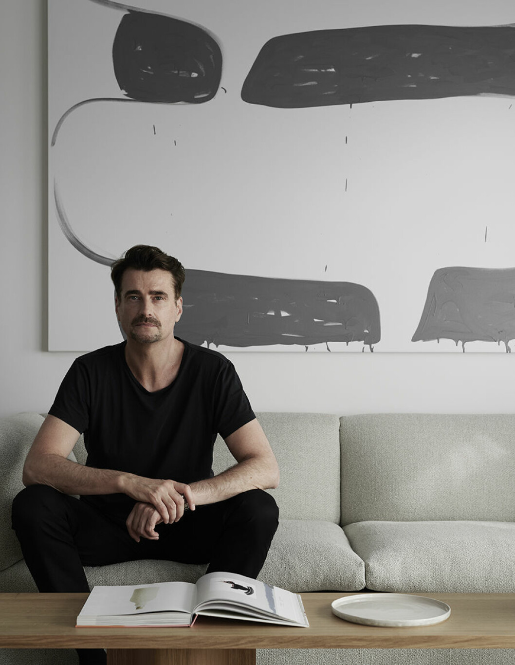 Målning <em>Naked stress</em>, 2015. Konstnären Amy Feldman representeras av AnnaElle Gallery. Bord <em>BIT sidetable</em> i ek, Massproductions. Soffa <em>Retreat</em> i tyget Grace, design Monica Förster för Fogia. hans hjelmqvist relations