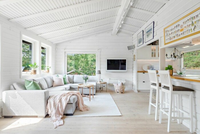 Ljus och fräsch interiör. Foto: Micke Bodner. Styling: Åsa Fröberg/Homelyhomestyling Sommarstuga på Värmdö.