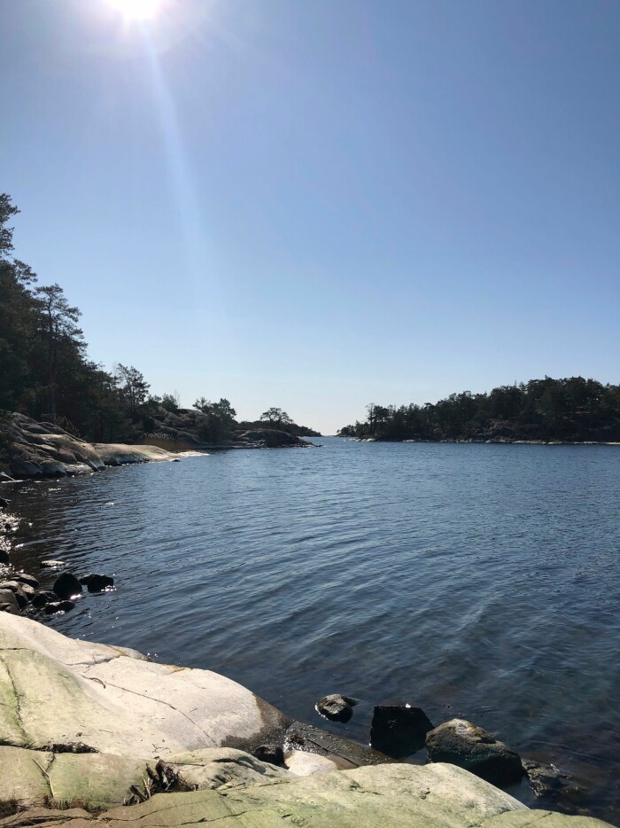Vacker vy från naturreservatet Stendörren. Havsbad och tallskog.
