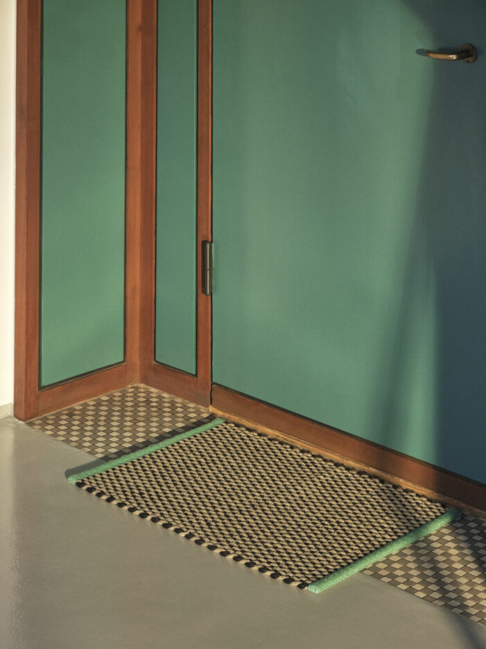 Färgklickarna kan även vara diskreta och utgöra en liten del av möbeln eller detaljen i fråga. Foto: Hay. Inredningstrender 2021, färgglada detaljer