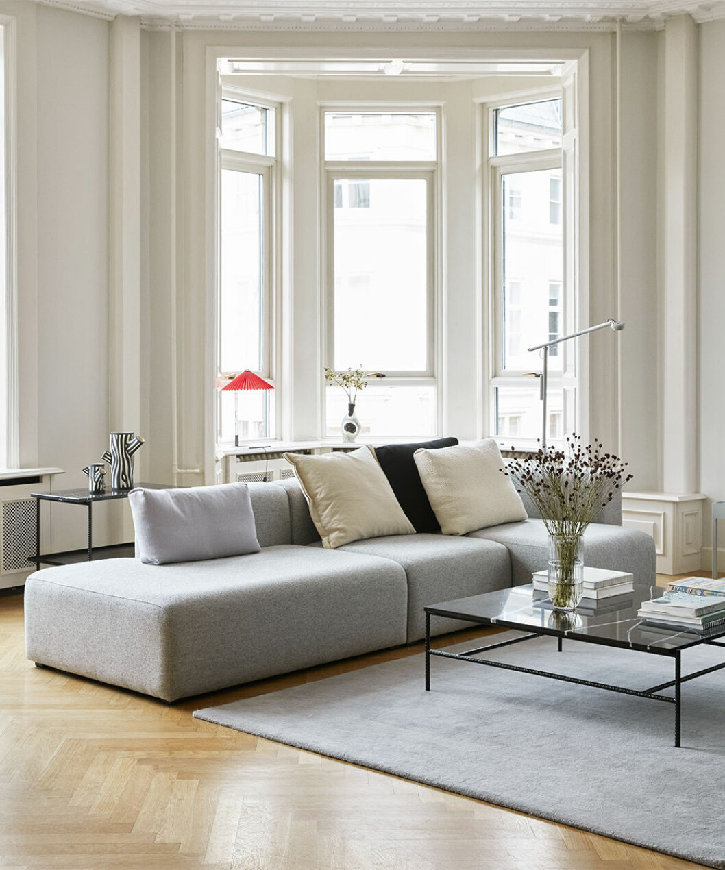 Med en genomgående bra standard och enhetlig stil höjs värdet på bostaden. Foto: Hay Vardagsrum med inredning från Hay
