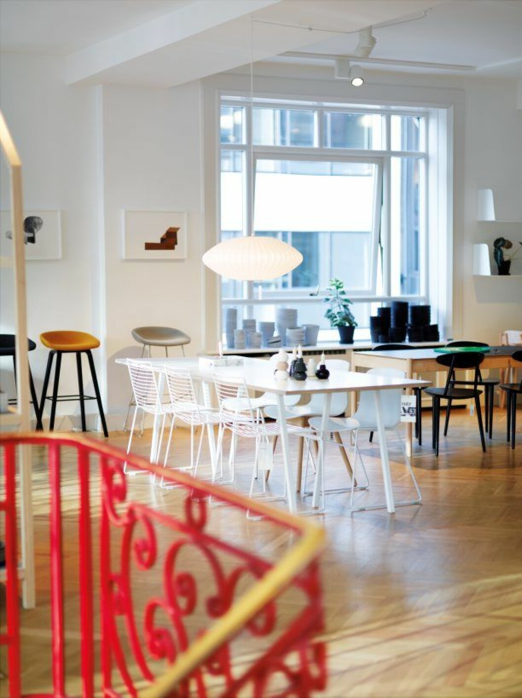 I flaggskeppsbutiken säljer Hay även andra varumärken. På väggen hänger inramade prints i limiterad utgåva av bröderna Bouroullec, som produceras av The Wrong Shop. Hay_8