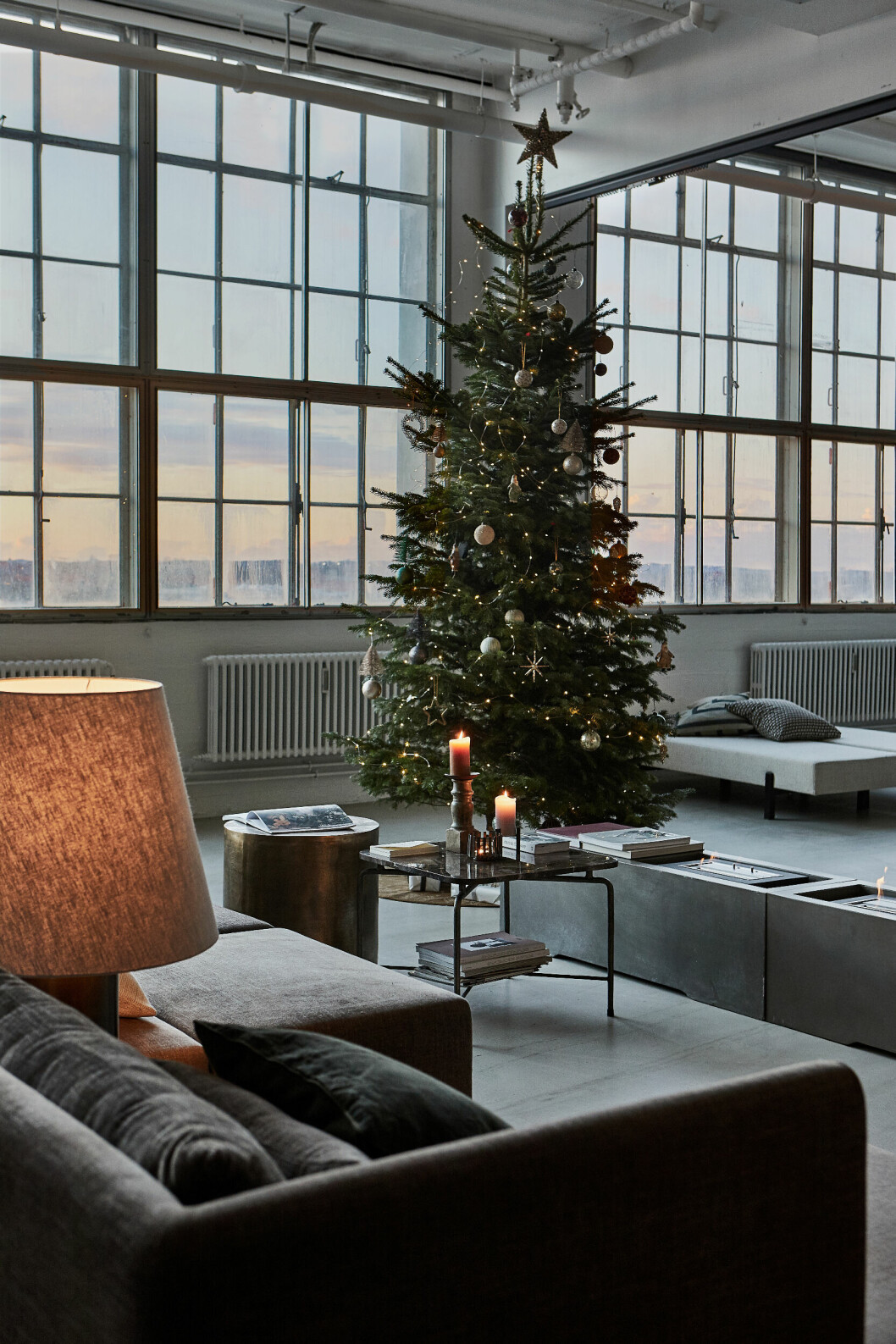 Låt julgranen bli det som sätter stämningen i det minimalistiska hemmet. Minimalistisk inredning med juldekorationer