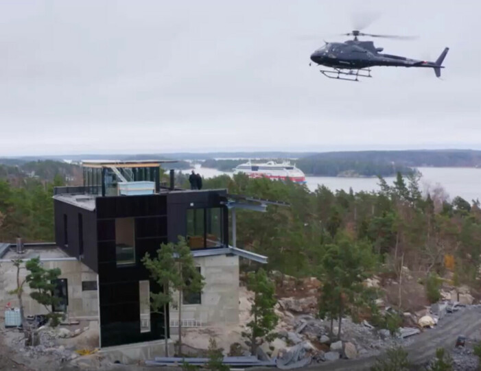 Kommer helikoptern kunna landa på Petra och Jakobs hus? Helikopter angör ett hus i Grand Designs Sverige.