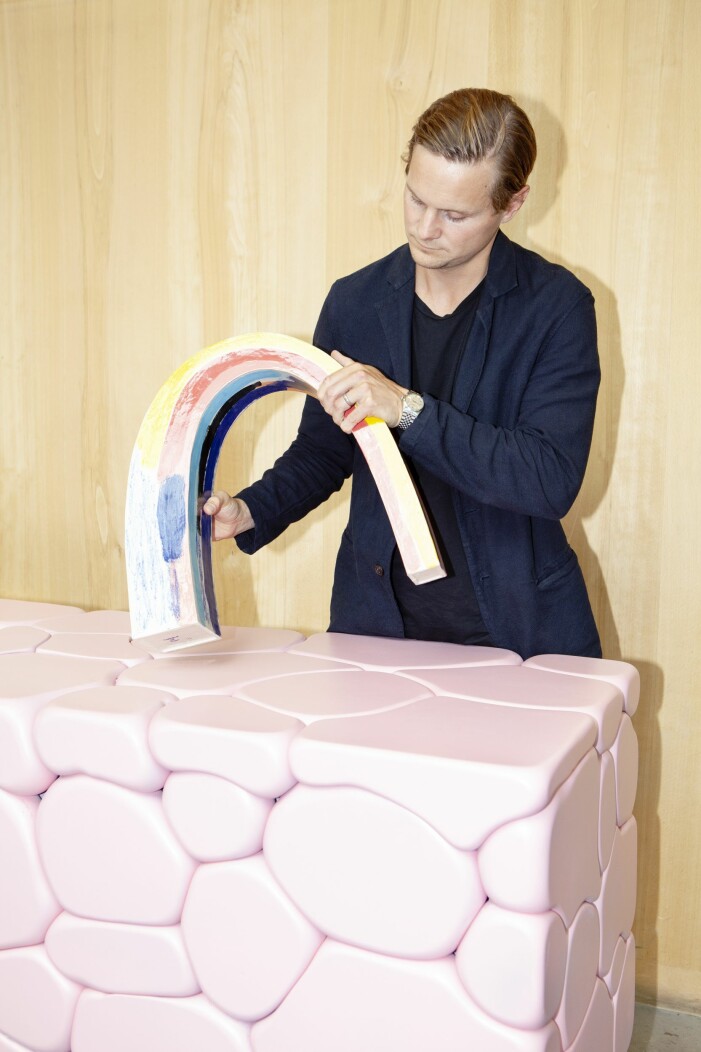 Petrus Palmér med skulpturen Superscene för Hem som lanserades 2019 i Milano. I år blev det ingen Milanomässa. Foto: Erika Svensson Petrus Palmer, vd och grundare Hem