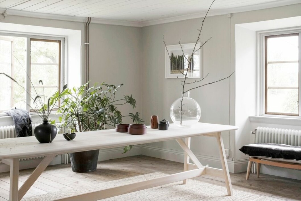 Den stora matsalen med bordet Landala av Emma Olbers, Tre sekel, samt en bänk<p></p><p>av Bofink design studio. På bordet står en glasvas</p><p> Carina Seth</p><p>Andersson och skålar av Kina Björklund.</p>