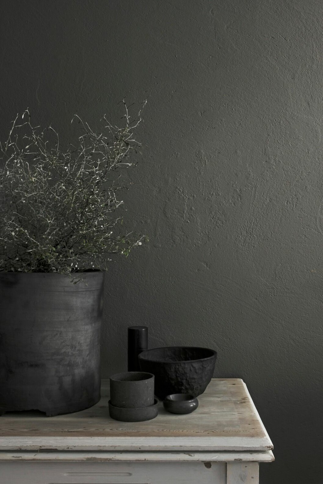 På ett bord i entrén står en liten kruka av<p></p><p> Carina Seth Andersson och skålen Svärtan</p><p>av modeskaparen Martin Bergström för Ikea.</p>