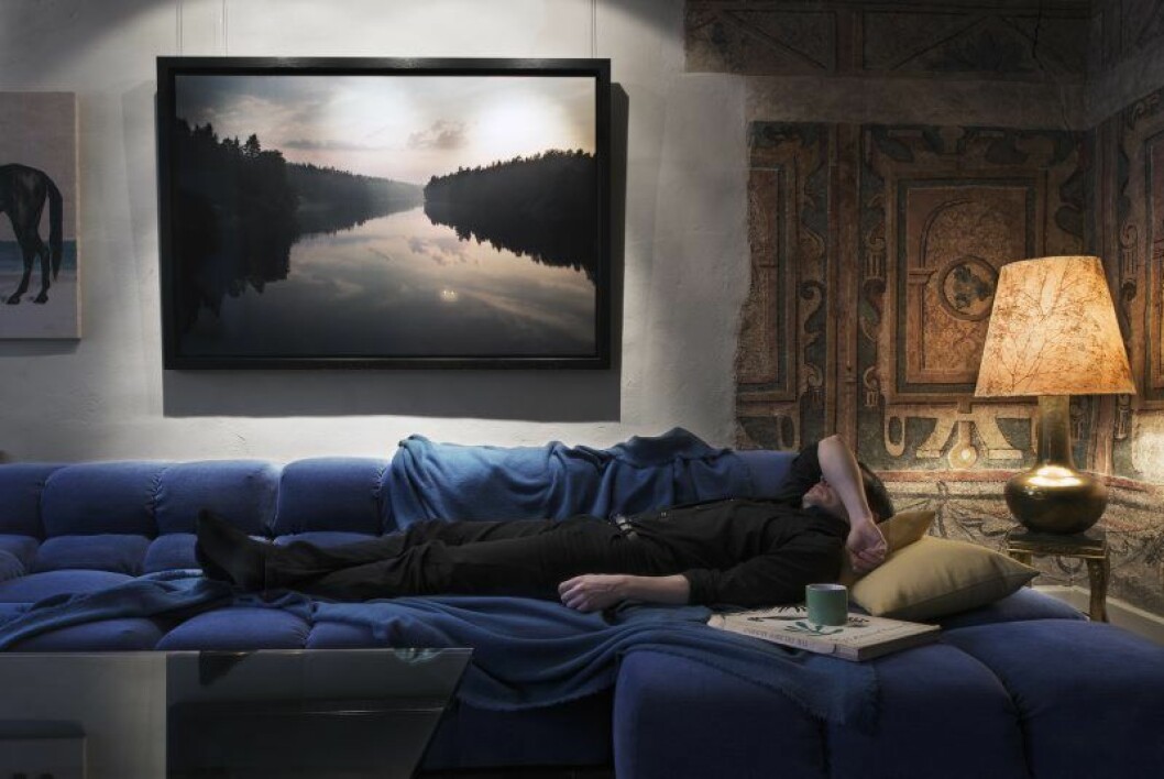 En välbesökt vernissage hölls nyligen i Andreas Ackerups våning. Konstverket Sweden på väggen ovanför soffan <em>Tufty time</em> av Patricia Urqiola var det enda som då var till salu. Men det blir fler vernissage framöver. Under koppen favoritboken <em>The Decisive Moment</em> med bilder av Henri Cartier-Bresson. Hemma hos Andreas Ackerup_12