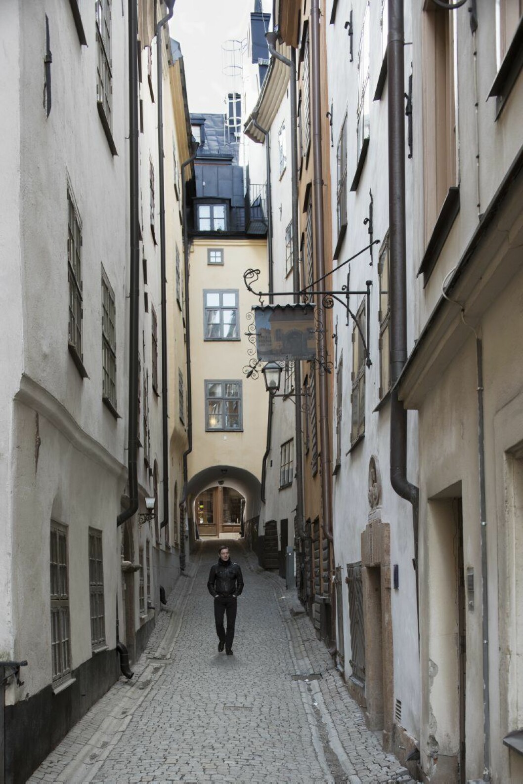 En av Stockholms äldsta gator. Andreas hade obeskrivlig tur som fick ett eget hus i Gamla stan via Stockholms bostadskö. Hemma hos Andreas Ackerup_11