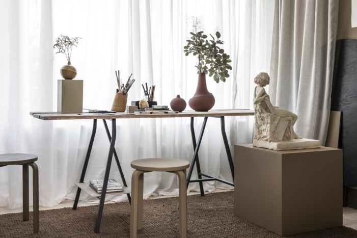 Arbetsbord med havsutsikt. Brädor från Lidköpings porslinsfabrik. Bordsben, Ikea Hemma hos Anna Elzer Oscarson