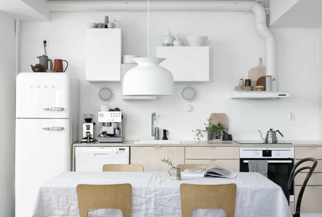 ”Först hatade jag köket och vi byggde snabbt om det.” Taklampa Ronde från Gubi, ritad av Oliver Schick. Stolar Modell 66 ritade av Alvar Aalto för Artek 1935. Bord från Muuto. De enkla plywoodluckorna är hemmbyggda. Hemma hos Anna Pirkola