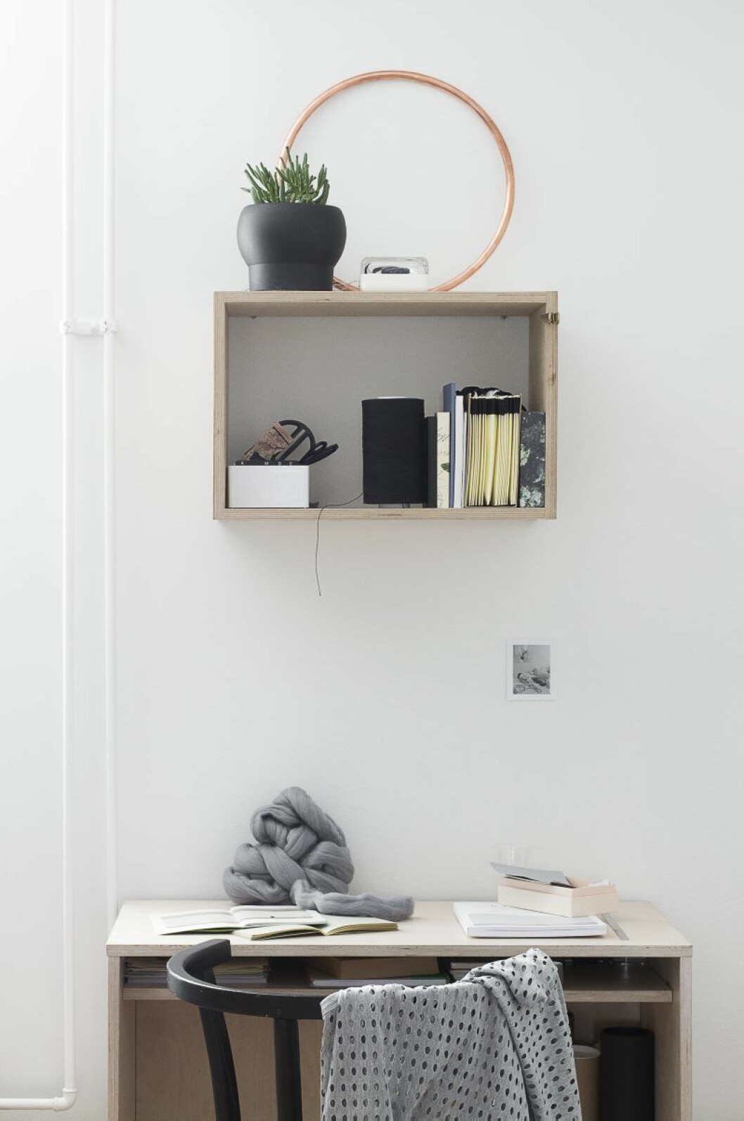 Annas lilla kontorshörna. ”Men jag jobbar mest i den gröna soffan.” Skrivbord och hylla har Anna själv designat och hennes pappa snickrat ihop. Den runda skulpturen gjorde hon till ett av sina stylingjobb. Hemma hos Anna Pirkola_6