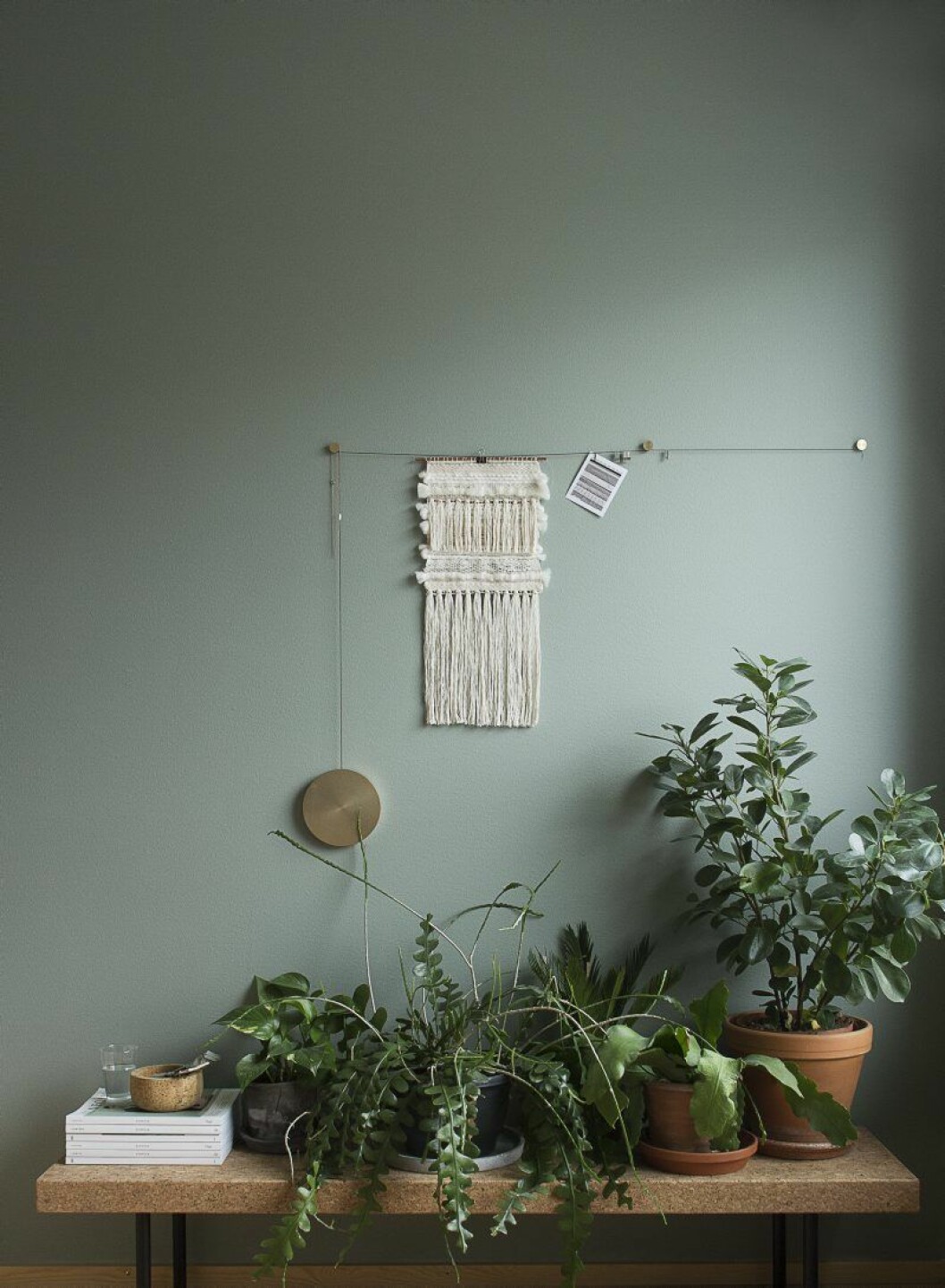 Annas sovrum en trappa upp. Väggtextil av Anna Pirkola. My spot, hängare av den tjeckiska designduon Jan Plechac och Henry Wielgus för Menu. Bänk Sinnerlig av Ilse Crawford för Ikea. Hemma hos Anna Pirkola_4