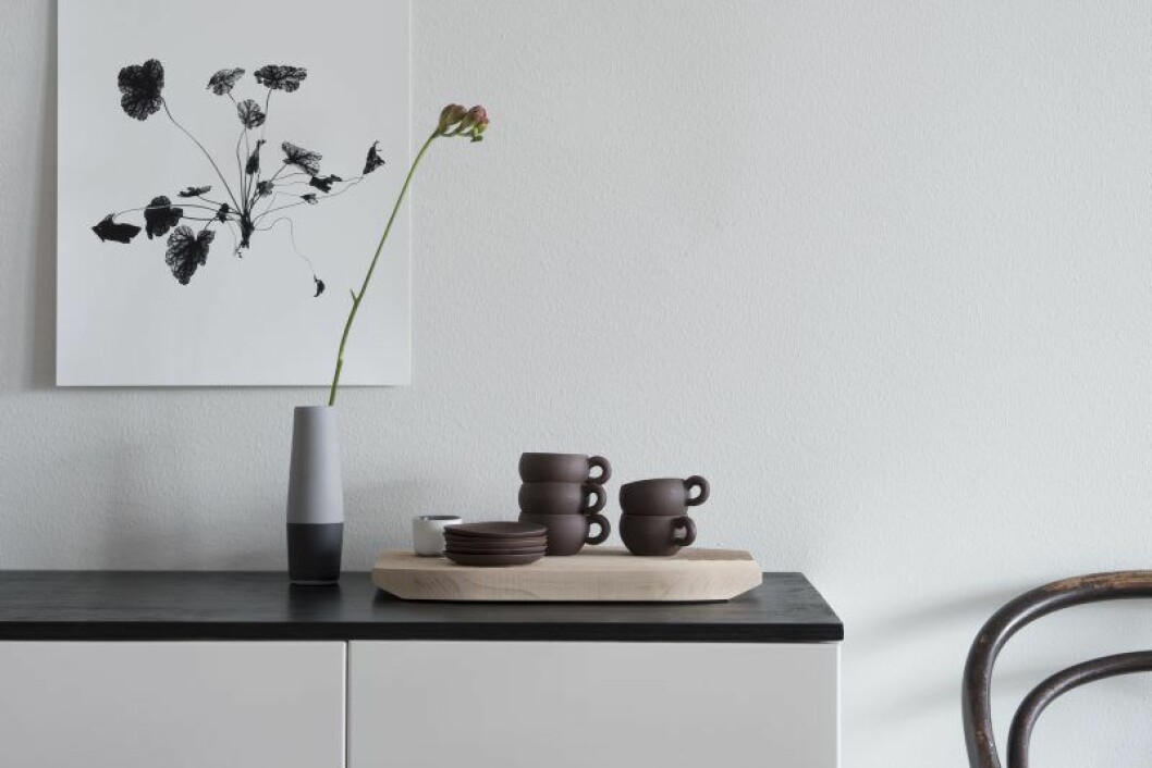 Annas favoritsaker. En affisch av hennes vän konstnären Riikka Kantinkoski. Vas av keramikern Nathalie Lahdenmäki. Espressokopparna hittade Anna på loppis. Thonet-stol, bricka från Hay. OLYMPUS DIGITAL CAMERA