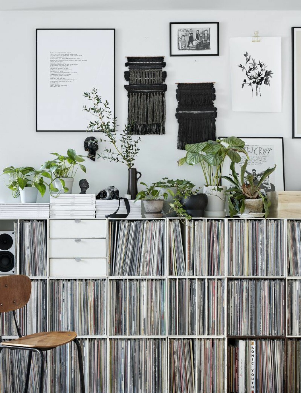 Ett hem med mycket musik. Kameralins och magasin tillhör Annas värld. Textilt väggverk av Anna Pirkola. Svart kruka från Ikea. Grå italienska keramikkrukor från Inbloom, Annas favoritblomsterbutik i Helsingfors. Hemma hos Anna Pirkola_4_2