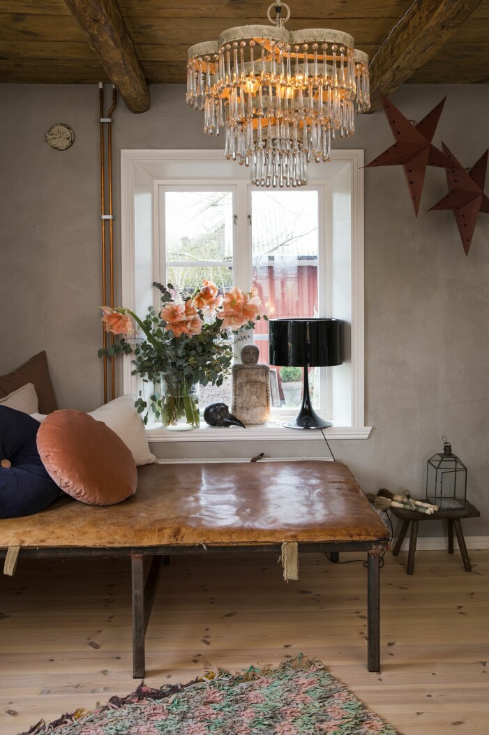 Dagbädden – en gammal gymnastikmatta i läder från Prag med underrede i smide, gjort av en vän till Anna, har blivit extra bekväm med kuddar i olika färger. Mattan är vintage, en boucherouite från Marocko, taklampa från Olsson & Jensen. Julhem floristens gröna jul dagbädd vardagsrum