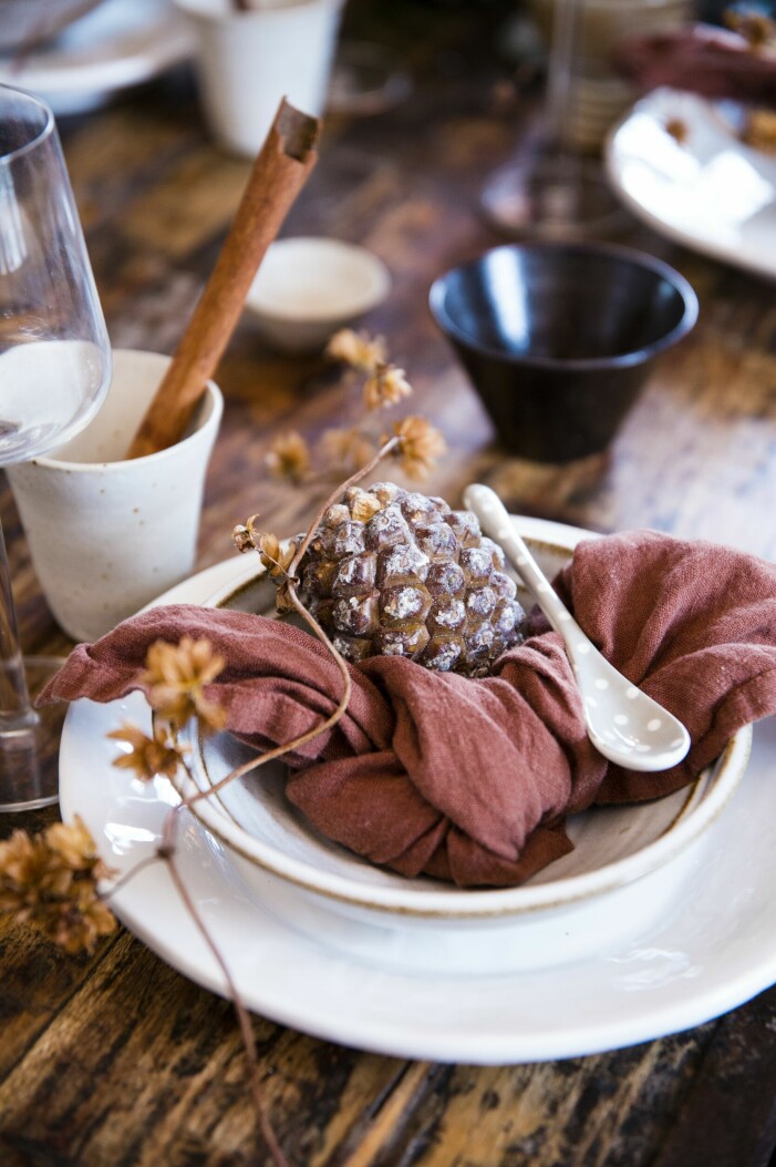 Annas dukning av matbordet är sinnlig och jordnära med keramik från Mölle krukmakeri, Badass Ceramics, Agneta Livijn och Wallåkra stenkärlsfabrik. Skedarna från Greengate och servetter från Granit. Julhem floristens gröna jul dukning