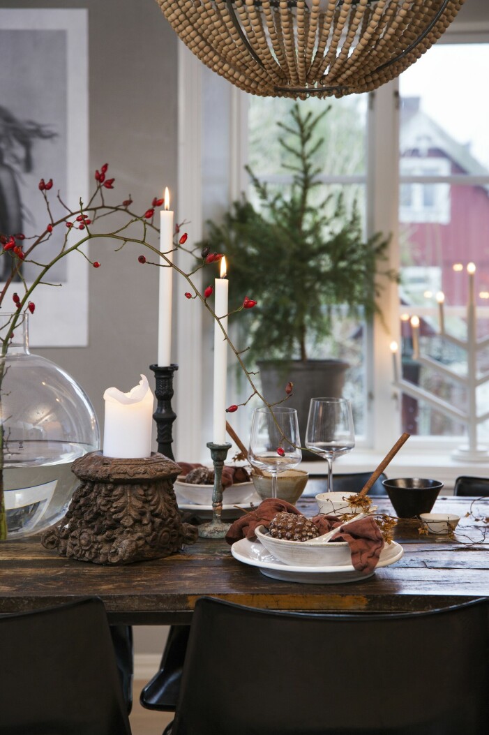 Matbord från Butik Linnea, vintagestolar av danska Kay Korbing till en jordnära, rustik och vacker juldukning. Julhem floristens gröna jul dukning matbord