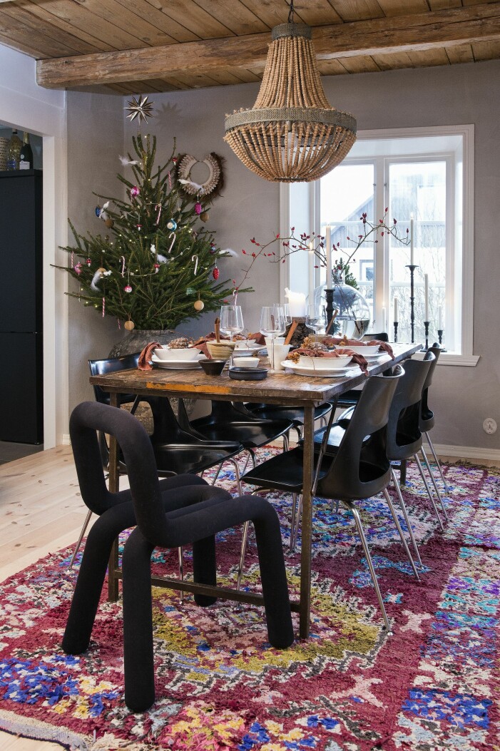 Matbord från Butik Linnea, vintagestolar av danska Kay Korbing tillsammans med Bold chair. Vintagematta, boucherouite från Marocko. Ovanför bordet, takkrona, Signum, med handarbetade träkulor. Vid matplatsen står även den klädda julgranen i en stor keramikurna. Julhem floristens gröna jul matbord