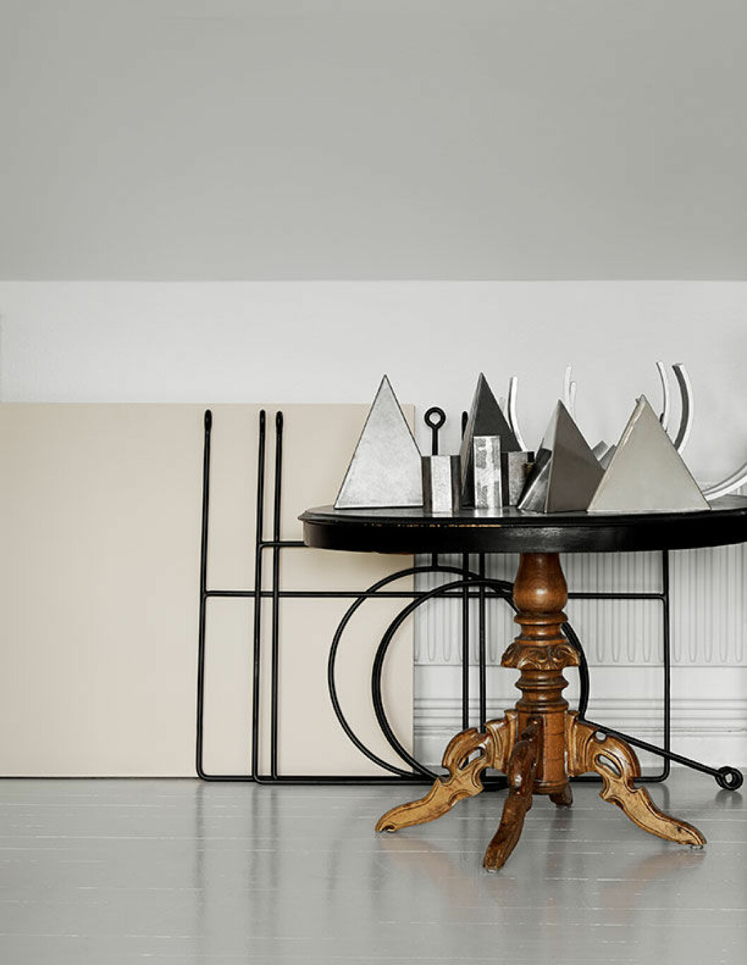 Annaleenas egna produkter, klädhängare, pyramider och ljusstakar, säljs via hennes hemsida. Bord, antikt. hemma hos Annaleenas hem residence pyramider