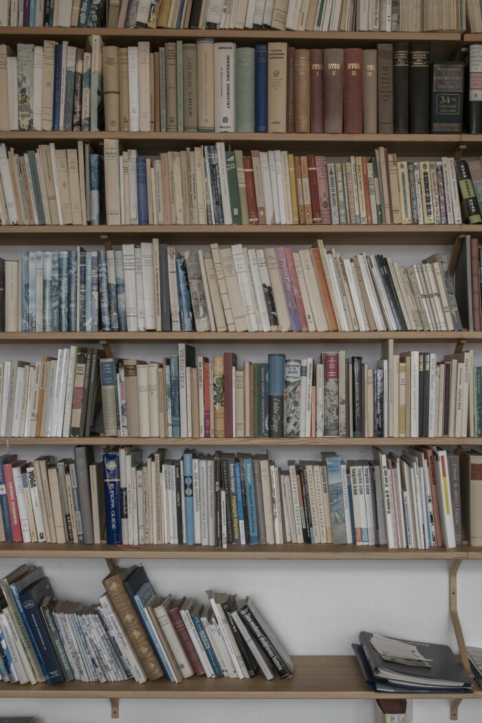 En fullsmockad bokhylla med litteratur om Le Corbusier, Mies van der Rohe, Oscar Niemeyer, och uppslagsverk som »Franska i dagligt tal«. Hemma hos Bruno Mathsson i Värnamo